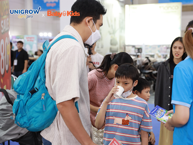คุณพ่อคุณแม่และลูกน้อย ร่วมสัมผัสรสชาติของ UniGrow Optipro