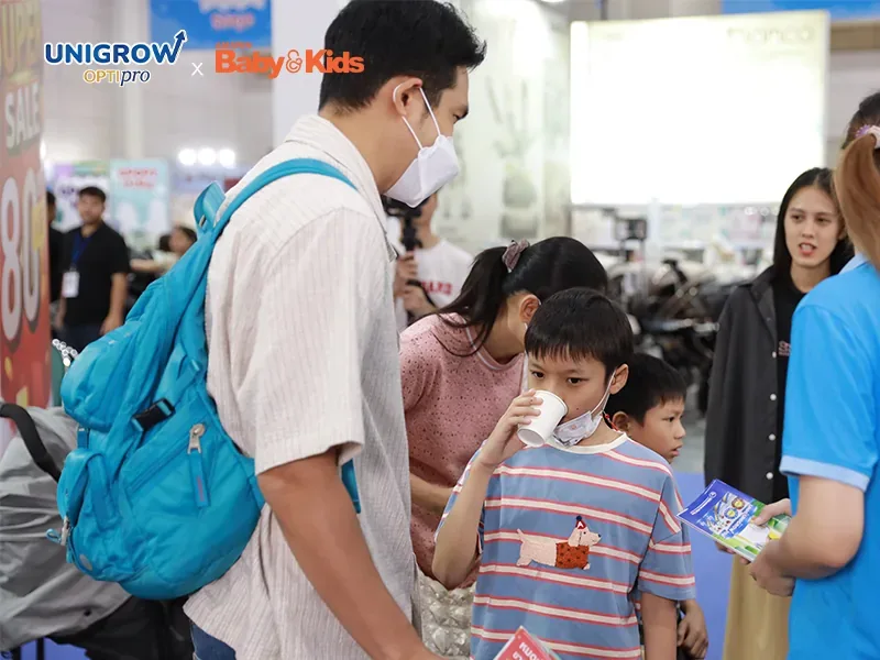 คุณพ่อคุณแม่และลูกน้อย ร่วมสัมผัสรสชาติของ UniGrow Optipro