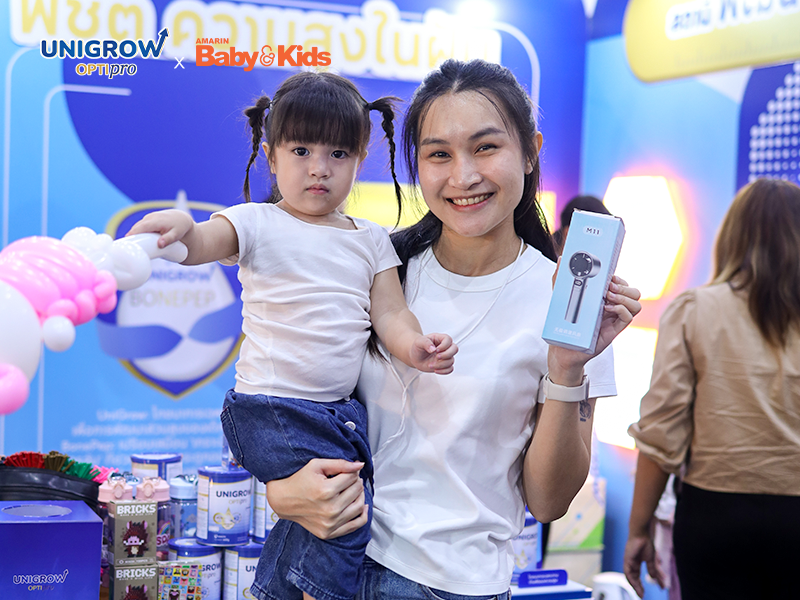 ผู้ปกครองกับลูกร่วมกิจกรรมที่บูธ UniGrow Optipro ในงาน Amarin Baby & Kids 2026
